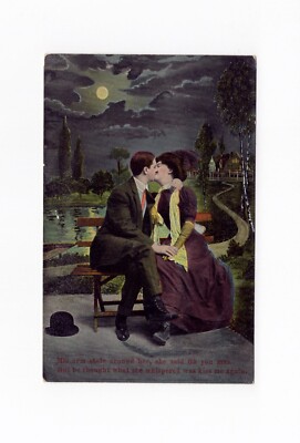 AK Ansichtskarte Feines Paar / His arm stole around her