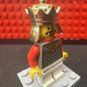 LEGO chess King Minifigure Red Cape Gold Crown/Helmet cas205