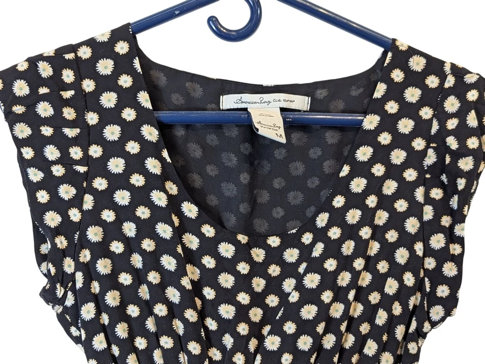 Vestido para mujer American Rag mediano negro estampado de margaritas cintura ajustada volantes dobladillo Foto 4 de 4