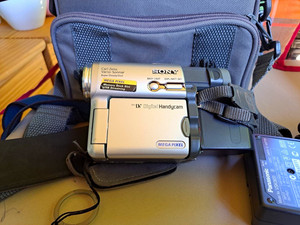 Sony Handycam DCR-TRV33E MiniDV Camcorder 10x Zoom 2,5" silber Zubehör DEFEKT