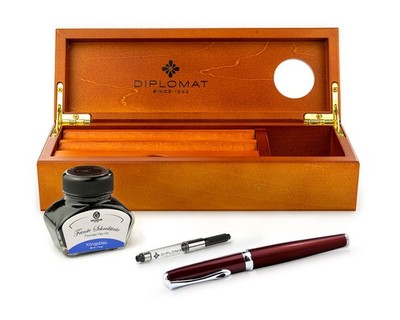 Füllhalter Diplomat Excellence A2 Magma Rot mit Tinte u. Etui aus Holz (Kirsche)