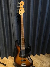 Squier by Fender Jazz Bass FDJP avec étui souple