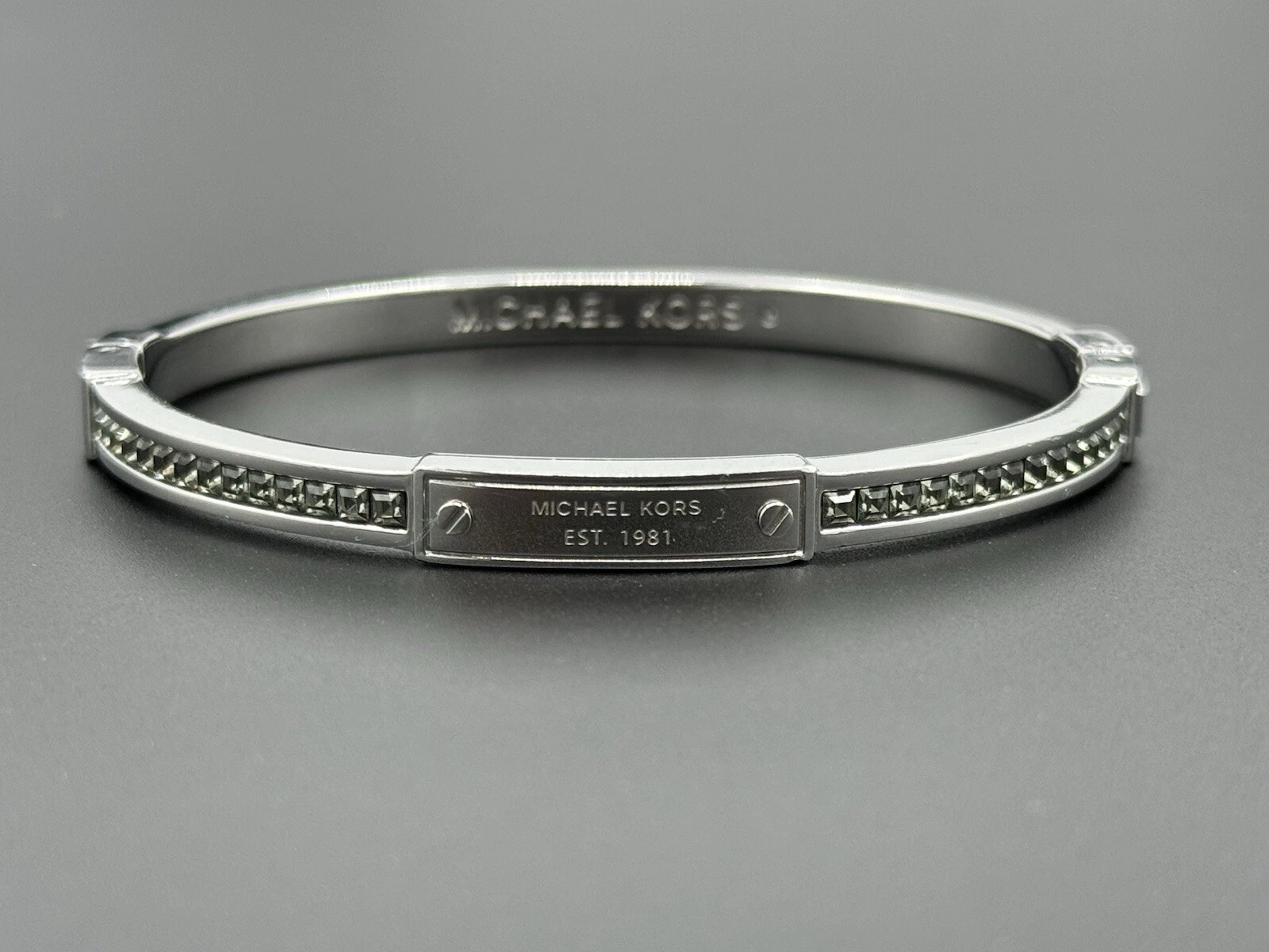Bracciale Michael Kors tono argento brillante baguette cristallo logo