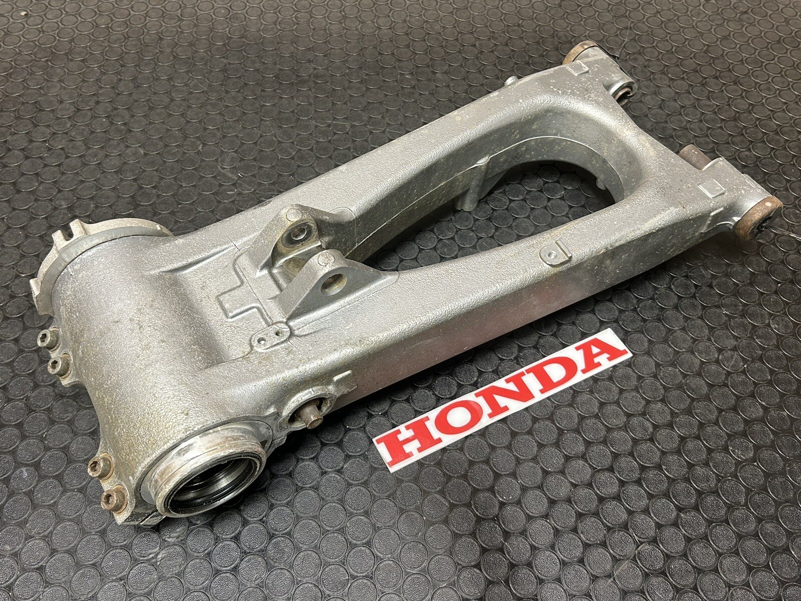 9904 HONDA TRX400EX OEM REAR SUSPENSION SWINGARM AXLE CARRIER 🔥