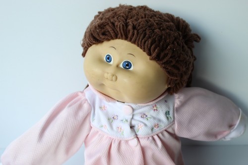 Muñeca niña Cabbage Patch con pelo castaño y camisón rosa - Imagen 2 de 7