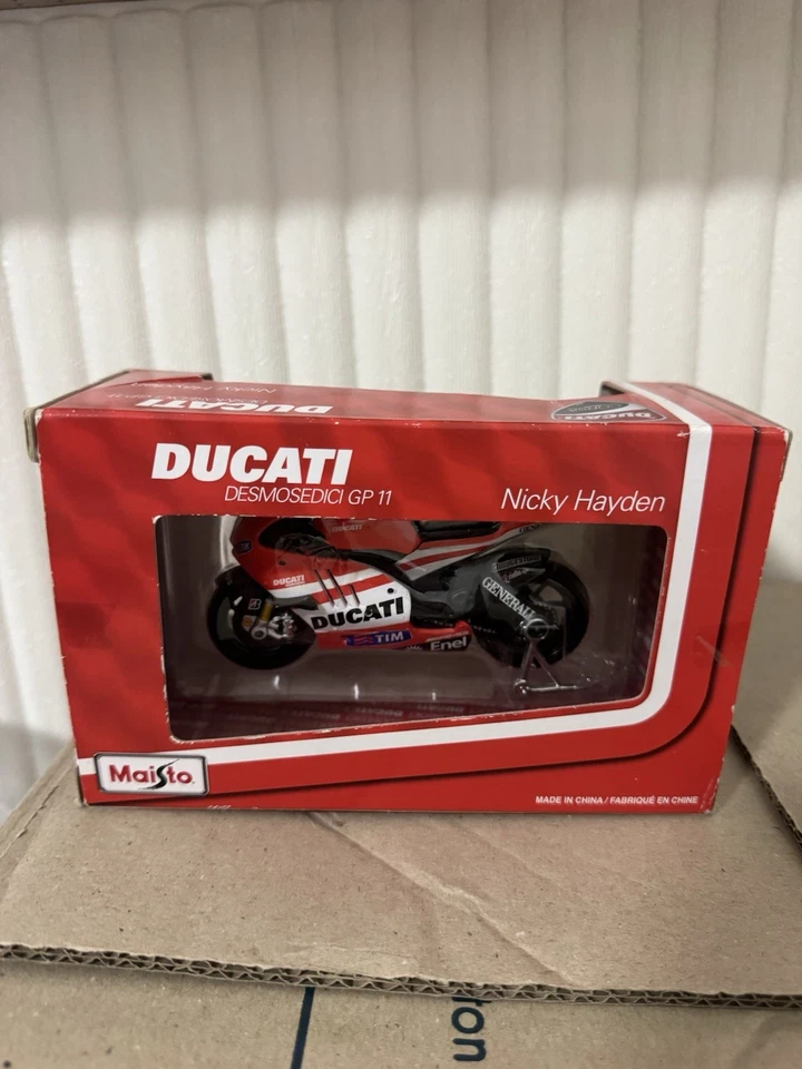 RARE 2011 DESMOSEDICI GP11 DUCATI NICKY HAYDEN MOTOGP LTD by MAISTO 1:10 Scale - Image 2 of 4
