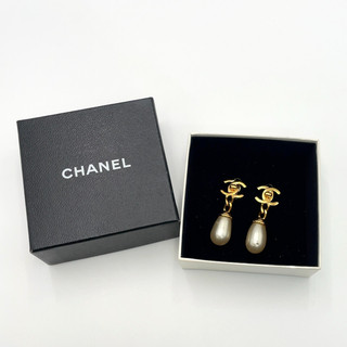 Auth Chanel Turn lock Coco Swing Pearl GP Earrings 97A engraved W/Box BA090549