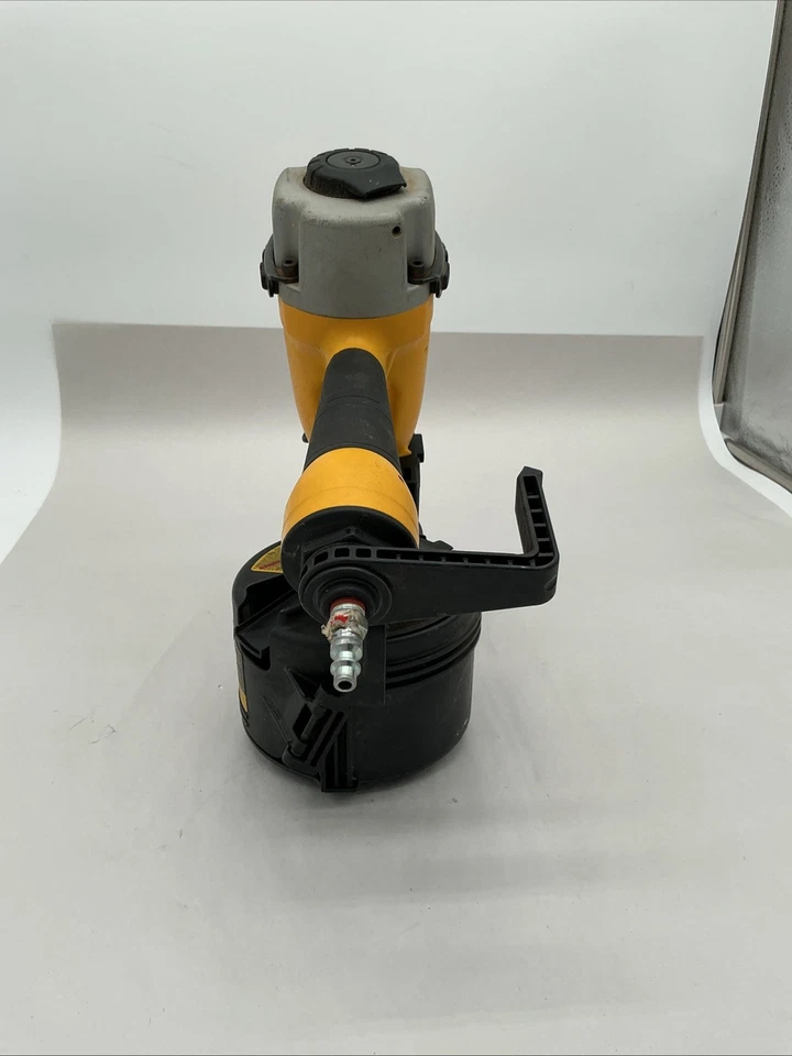 Clavadora neumática de revestimiento y cercas de bobina de 15 grados DEWALT DW66C-1 de segunda mano Foto 3 de 4