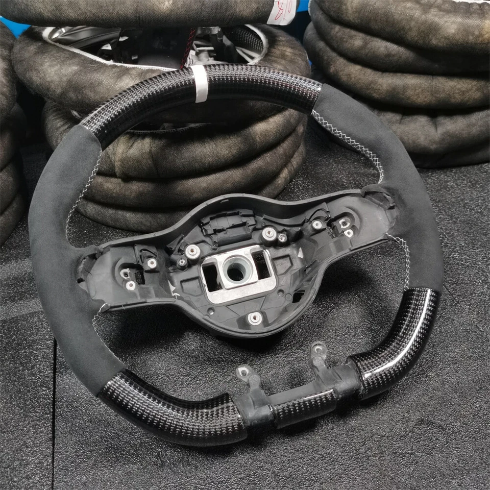 Carbon Fiber Alcantara Steering Wheel for Mercedes-Benz AMG C63 GT 2018-2020 - Imagem 3 de 4