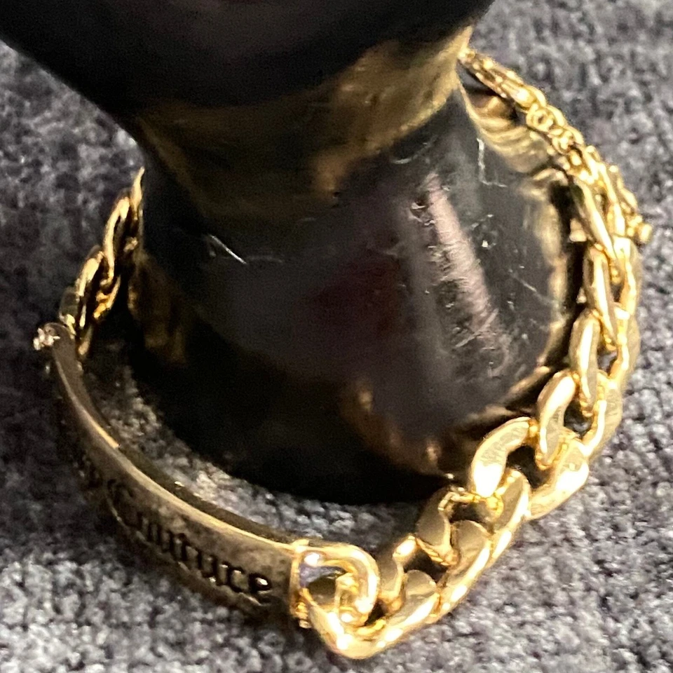 Pulseira de identificação Juicy Couture tom dourado robusta corrente de freio plana com marca gravada - Imagem 3 de 4