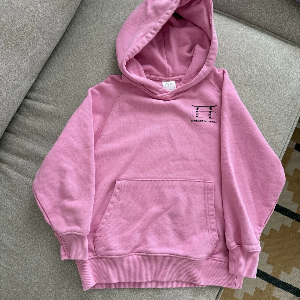 ZARA Niños Rosa Monopatín Gráfico Espalda Sudadera con Capucha Talla 7 Y / 122 cm Foto 3 de 4