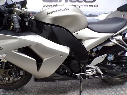 2006 KAWASAKI NINJA ZX-10R WITH ONLY 6110 MILES FROM NEW - Picture 8 of 20