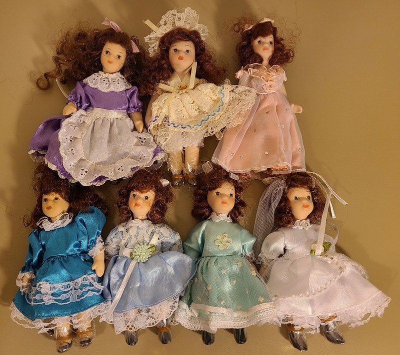 LOT OF 7 VINTAGE MINI CHINA PORCELAIN DOLLS BROWN HAIR 1 BRIDE VERY NICE