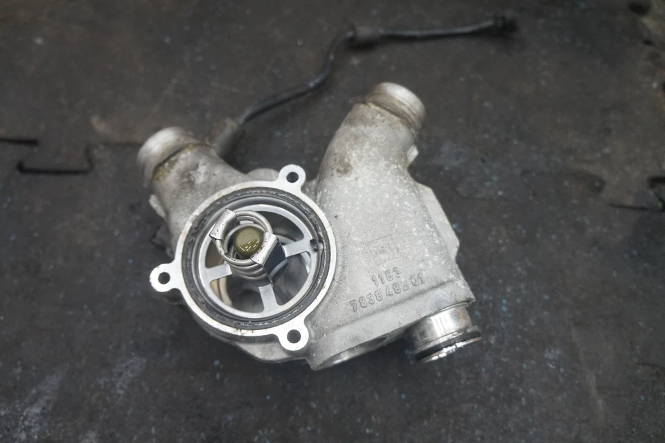 Carcasa termostato 11537838482 OEM BMW M3 E90 2008 Foto 2 de 3