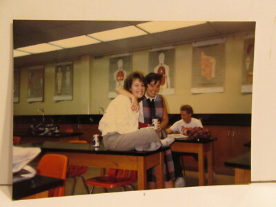 1980S VINTAGE FOUND PHOTOGRAPH COLOR ART OLD PHOTO GIRLS FRIENDS HIGH SCHOOL PIC
