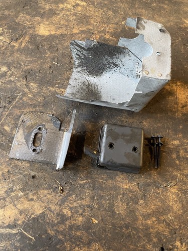 Auspuffschalldämpfer aus einem 2009 Ryobi RHT2660DA Heckenschneider (110)