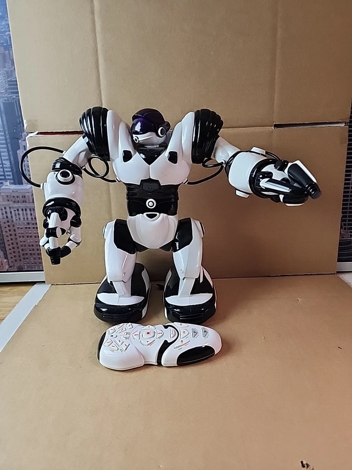 WowWee 14" Robosapien Humanoid Toy Robot 2004 + Remote TESTED WORKS. - Image 2 of 4