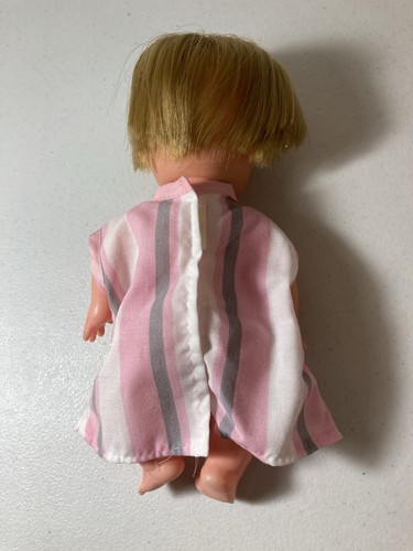 Uneeda Doll Co - Vintage 1968 7.5” Baby Doll - Blonde Hair, Outfit - Picture 7 of 10