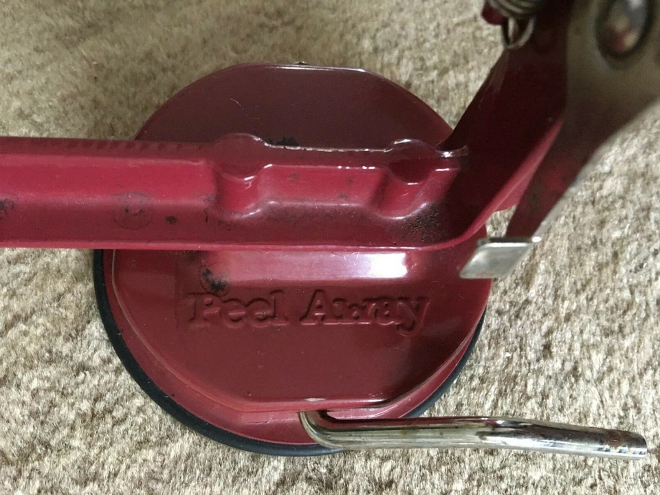 Pelador de manzanas Amco vintage Back To Basics rojo metal mango madera base de succión Foto 3 de 4