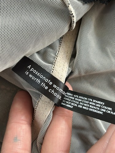 Bralette Torrid Sin Forro Encaje Sólido Espalda Corredora Negro y Desnudo Talla 3 (3x) - Imagen 6 de 8
