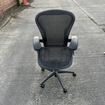 Herman Miller Aeron Bürostuhl Größe B Graphit Armlehnen Netz - 