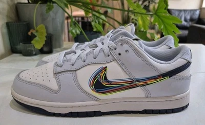 NIKE DUNK LOW "3D SWOOSH" TRAINERS. MENS SIZE 7.5 UK. WHITE/GRY/MULTI *2022* - Image 1 of 4