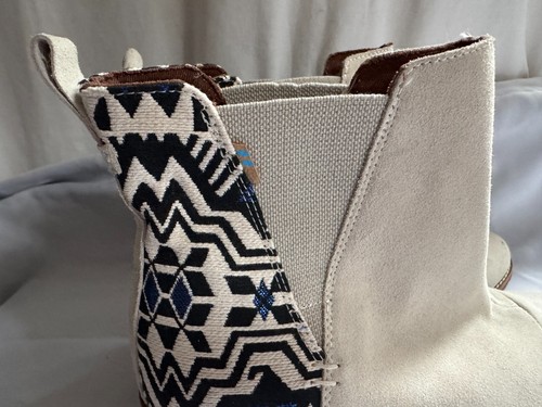 Nueva Bota Toms Para Mujer Esme Talla US 12 Tacón Bloque Chelsea Beige Gamuza Jacquard - Imagen 3 de 22