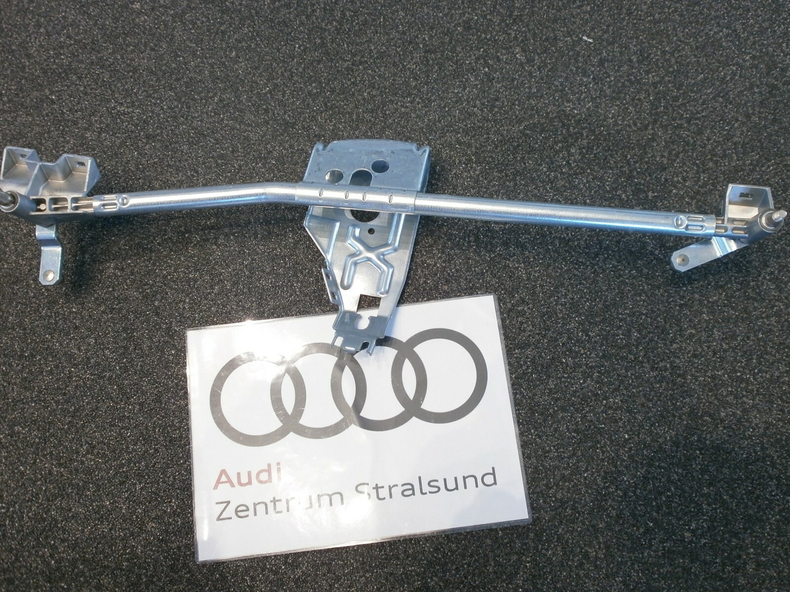 Original Audi A100 & A6 Scheibenwischeraufnahme / Wischergestänge 