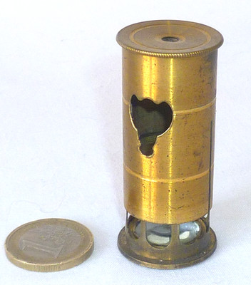 ALTES WISSENSCHAFTLICHES INSTRUMENT TASCHENMIKROSKOP AUS LACKIERTEM MESSING (1)