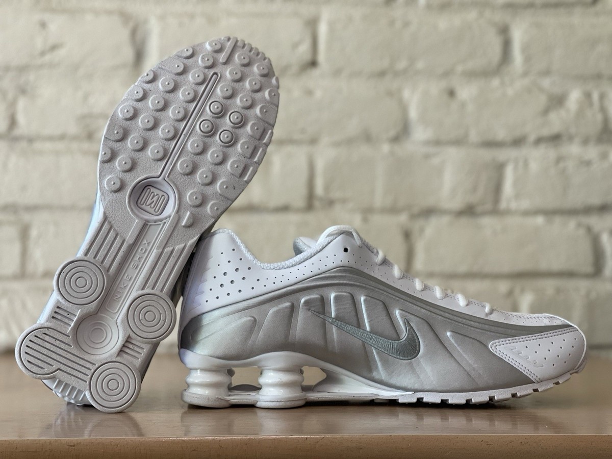 Nike Shox R4 White Metallic Silver Shoes HQ1988-101 Men Size 9.5