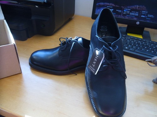 Herren schwarz Leder einfache Derby Schuhe von NEXT - Größe 8 neu mit Etikett in einem Karton