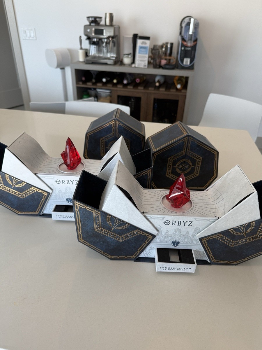 Tomorrowland.B ジレ sddefault.jpg