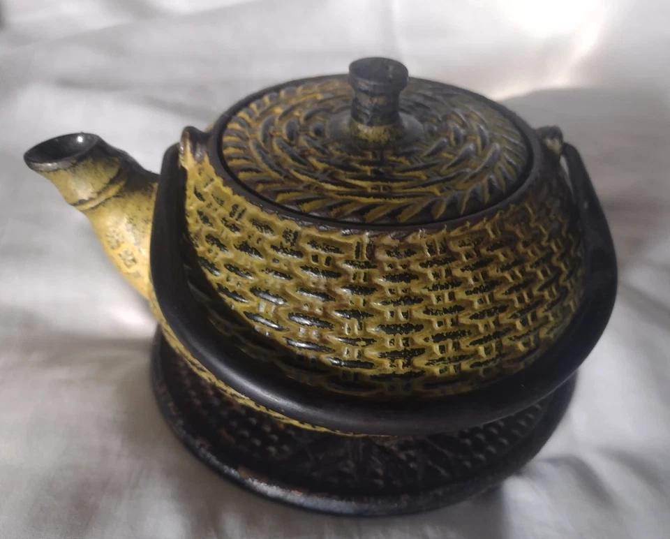 Tetera Tetsubin japonesa antigua de hierro fundido de metal pesado con placa base rara Foto 3 de 4