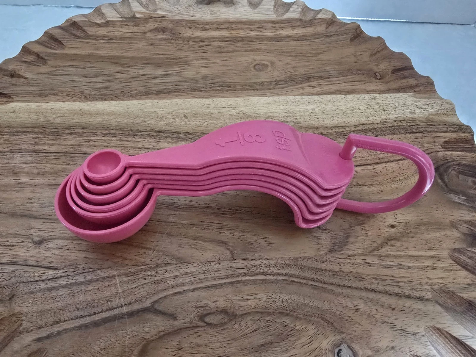 "NEW" Tupperware Measuring Spoons Set Hot Pink Curved Embossed Handle Baking...
Opens in a new windo