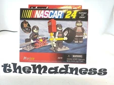 New Sealed K'Nex NASCAR #24 Jeff Gordon 31 Piece Dupont Pit Crew Set