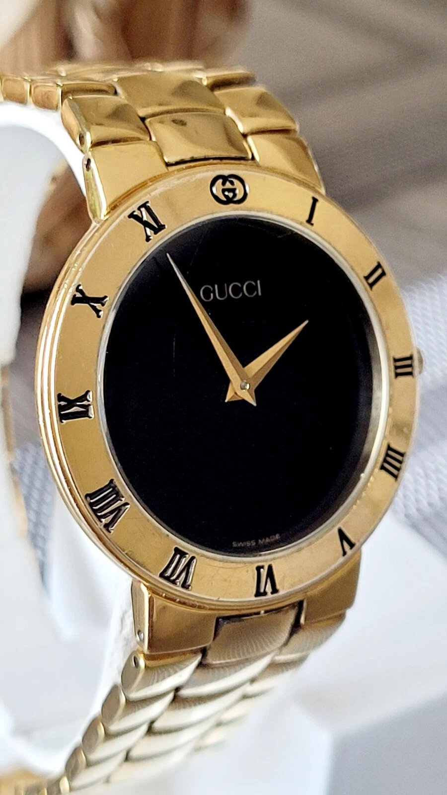 Gucci 3300.2.M, authentique, cristal sans rayures, 33 mm, superbe placage or, excellent.