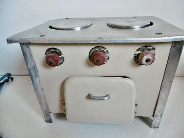 Jouet Ancien Cuisine Artisanale En Tôle émaillée - Cuisinière Avec Accessoires
