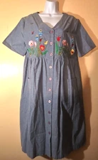 GO SOFTLY PATIO LOUNGE DRESS SZ M BLUE FULL BUTTON EMBROIDERED FLORAL W/ POCKETS