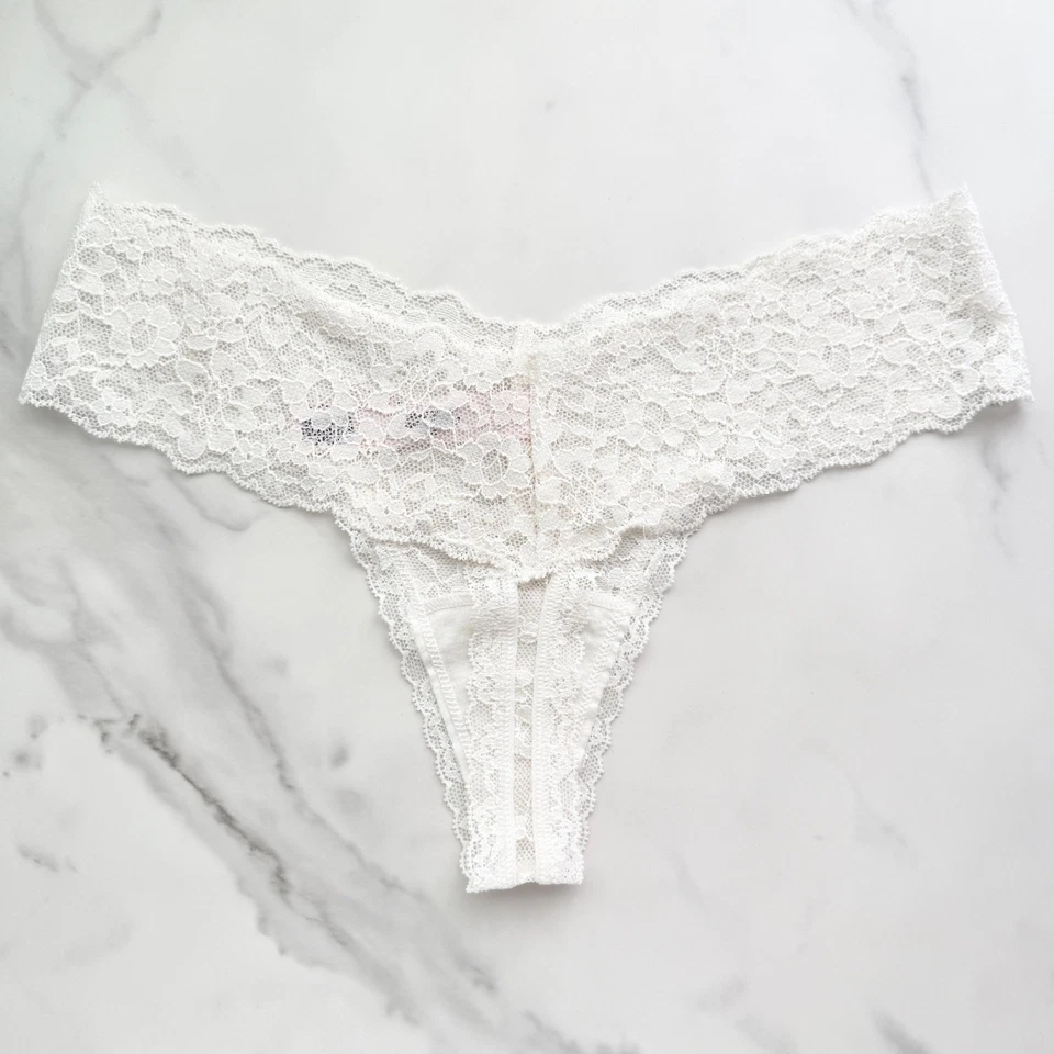 Calcinha fio dental Victoria's Secret The Lacie Posey renda branca coco tamanho XS/S/M/G/XL - Imagem 3 de 4