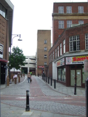 FOTO SCHMALE SPUR IM STADTZENTRUM VON WATFORD 2012