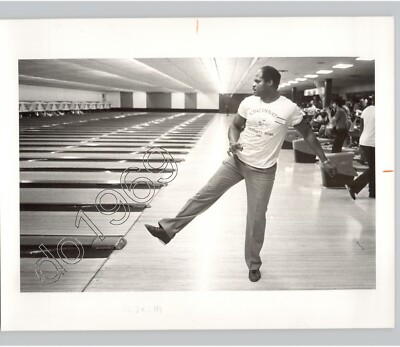Baseball Player LEE MAY JR Bowling CINCINNATI Vintage 1981 Press Photo