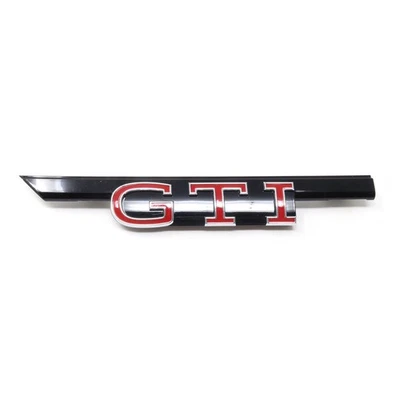 Original VW Golf 8 "GTI" Schriftzug Kühlergrill 5H0853679M KRR - Bild 1 von 2
