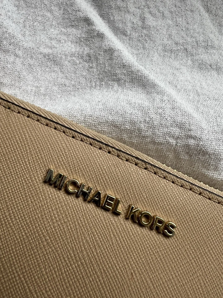 Cartera Muñequera MICHAEL KORS Logotipo y Cuero Saffiano Desnudo Cremallera Alrededor - Genuina Foto 2 de 4