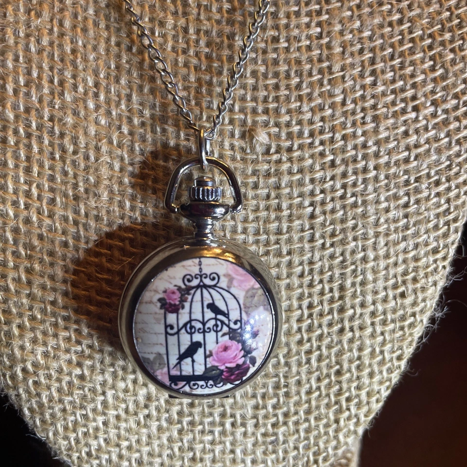 Lindo reloj medallón de cuarzo esmaltado gráfico jaula de pájaros en collar de cadena tono plata Foto 2 de 4