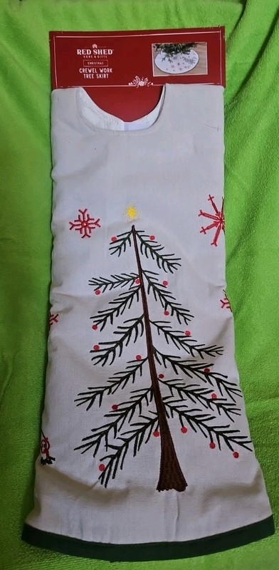 Red Shed Tree Skirt W/ CHICKENS + CHRISTMAS  TREE  NEW - 48 In Diameter