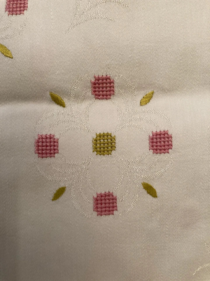 Handarbeit: Tischdecke fein bestickt in rose u.grün, m. Monogramm, vermtl.60er J