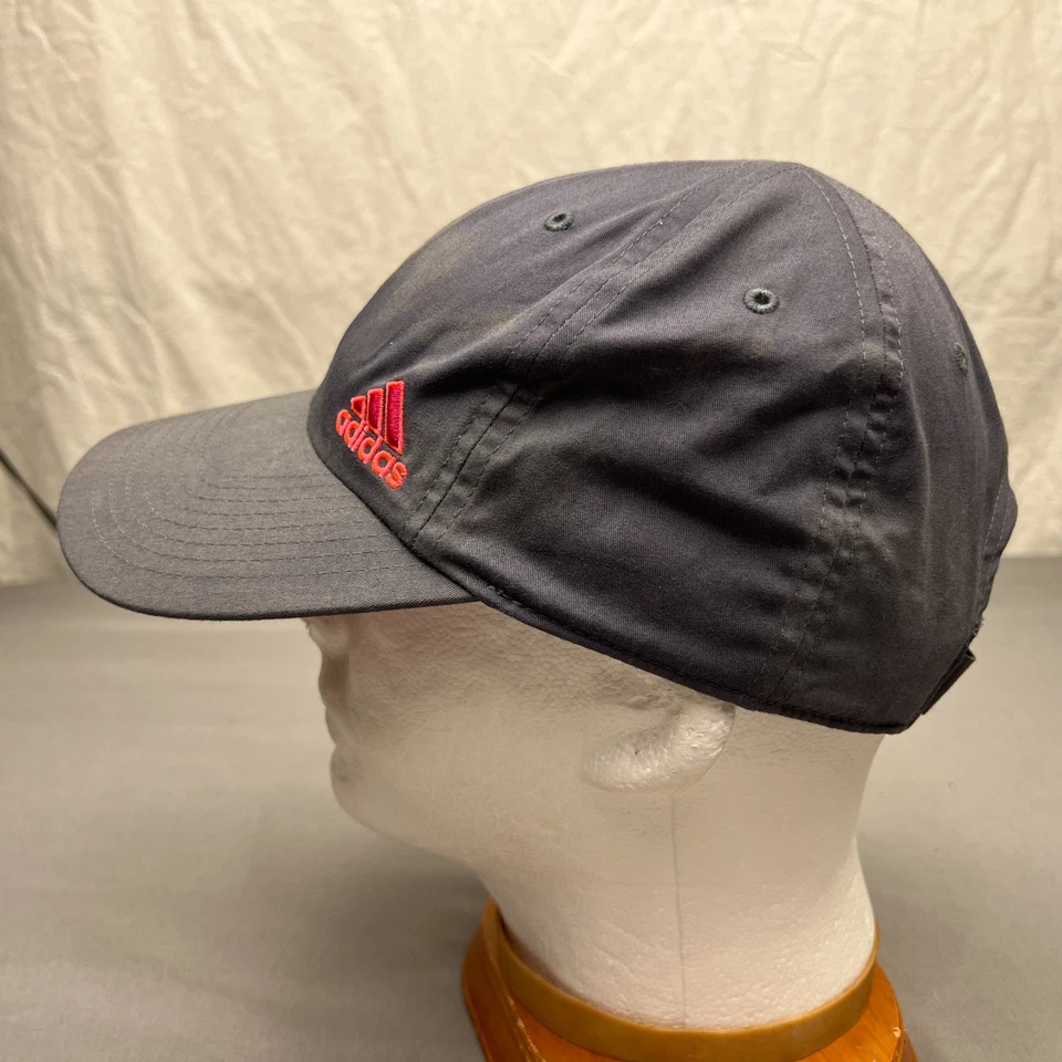 Gorra deportiva Adidas roja con logotipo lateral de tres rayas para mujer gris ajustable Foto 3 de 4