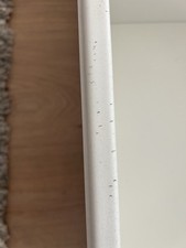 Ikea Kasten Bett. In den Schubladen sind Katzenkratzer. 