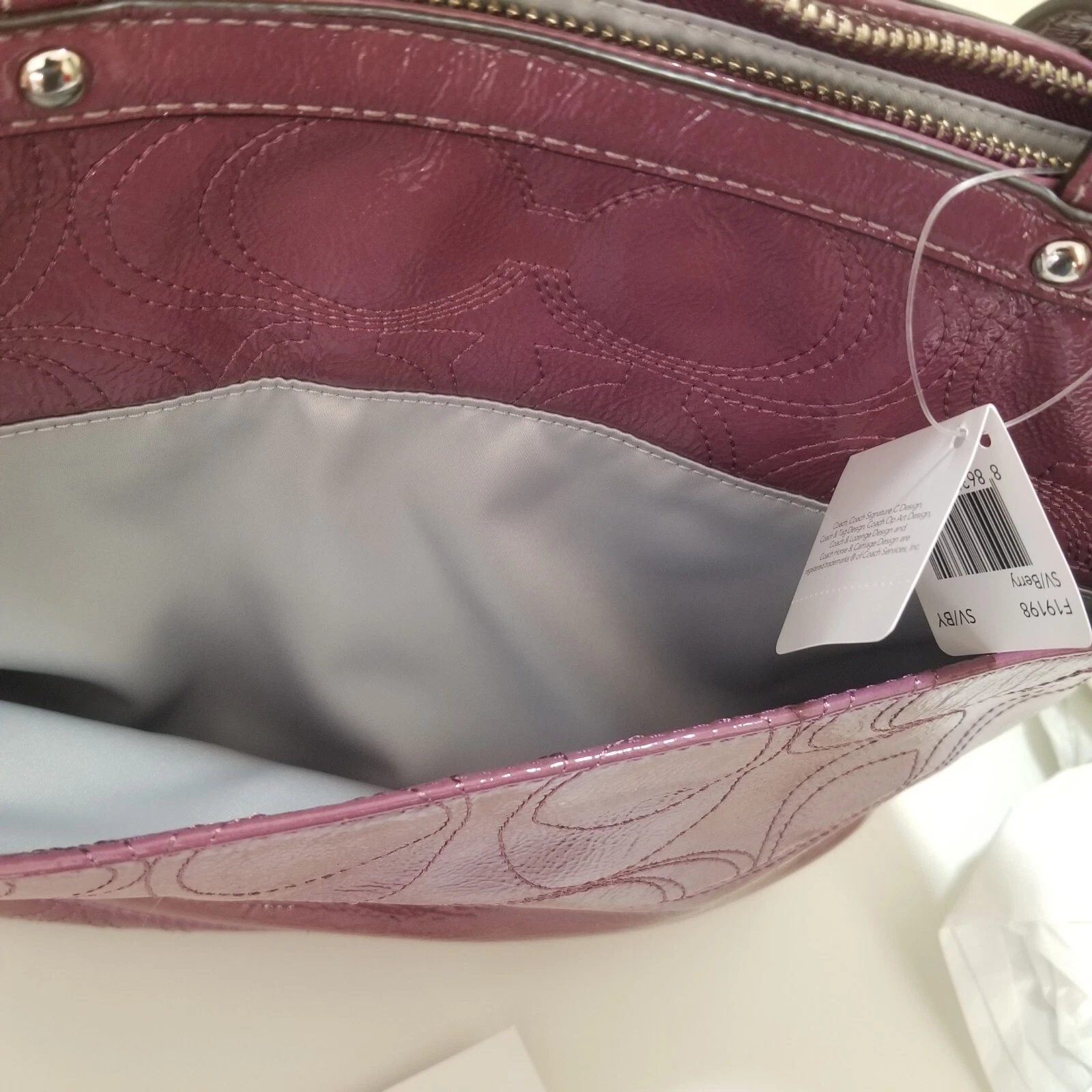Borsa a tracolla Coach Signature in pelle verniciata rosa bacche goffrata magenta