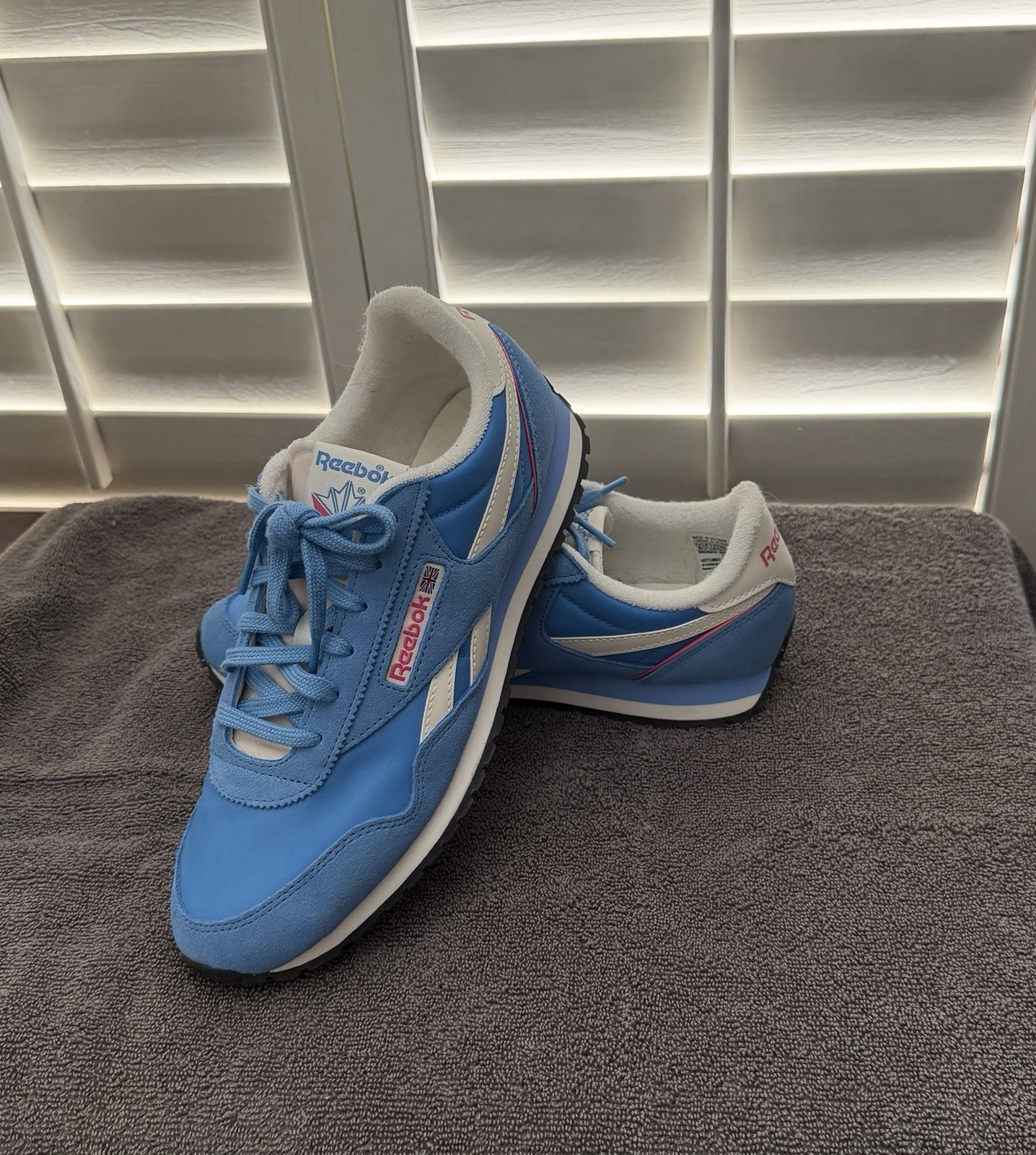 Woman’s Reebok Sneaker Size 10- Excellent Condition ( No Box)